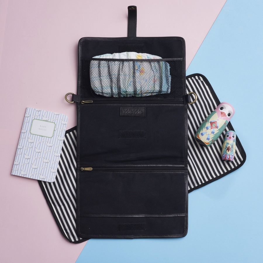 Baby change bag in black leather with mat
