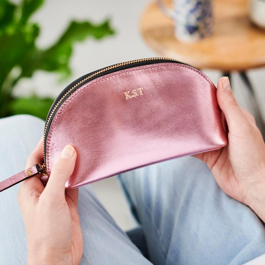 Make-up bag in leather metalic pink