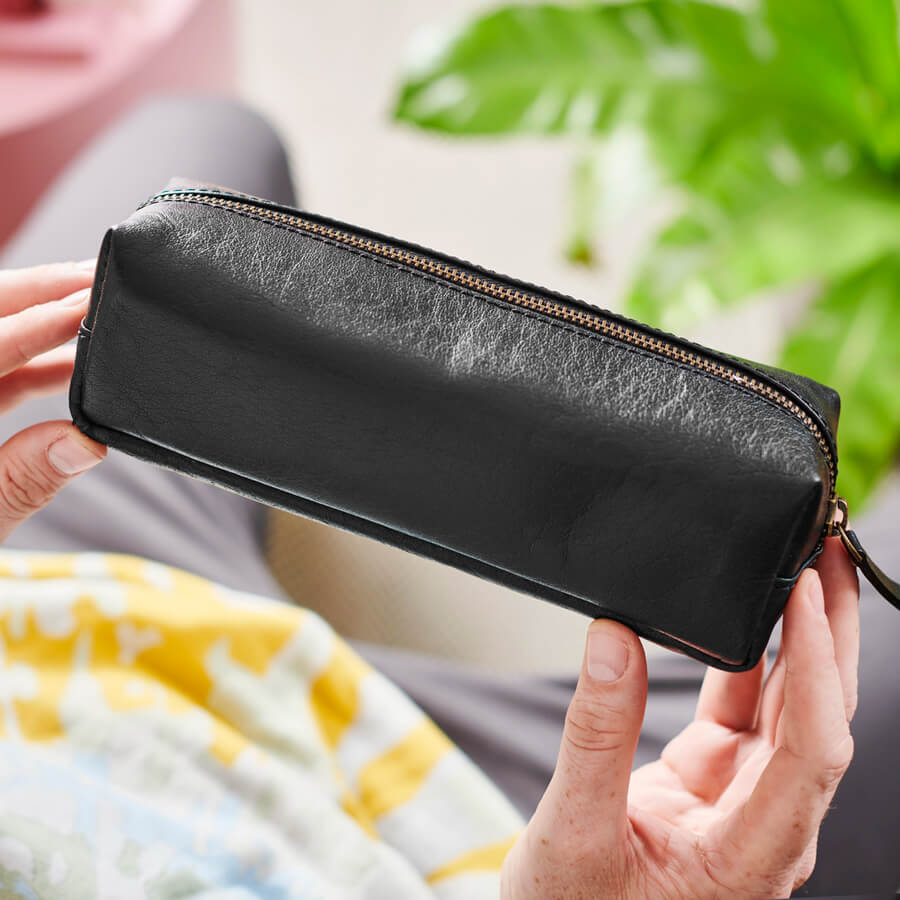 https://www.vidavida.co.uk/cdn/shop/products/pencil-case-metalic-black-2_1400x.jpg?v=1633641892